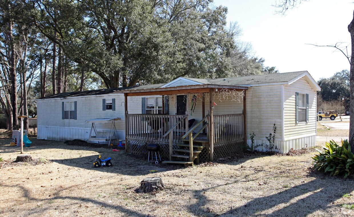 Pine Oaks Mobile Home Park Apartments in Semmes, AL
