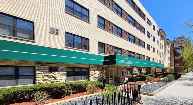 Building Photo - 540 W Aldine Ave