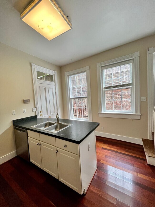 Foto del edificio - 212 W Main St