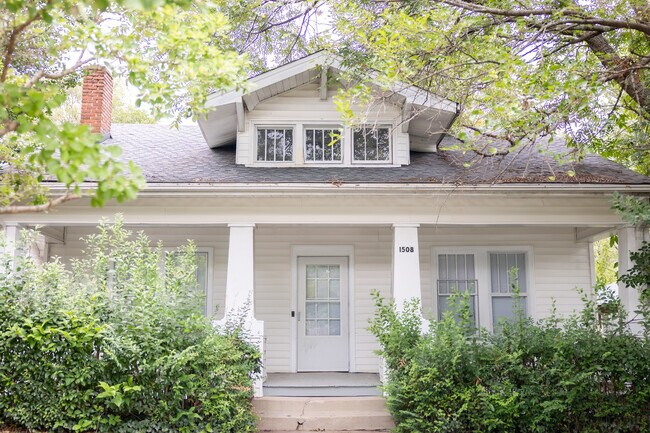 Frente - 1508 W Friendly Ave