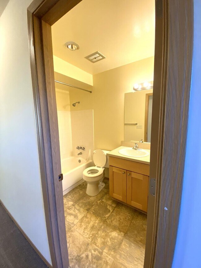 Building Photo - 2731 60 Ave SW - 1 bedroom
