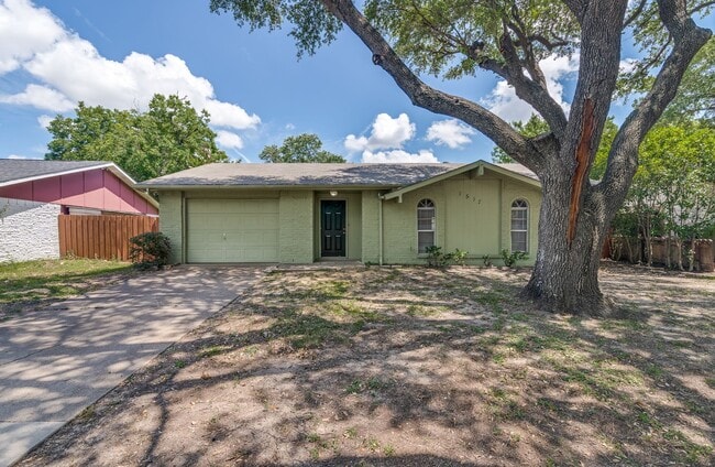 Foto del edificio - 3 Bed/2 Bath Hidden Treasure in Garland