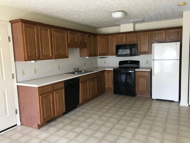 Kitchen - 207 Leedy Way W