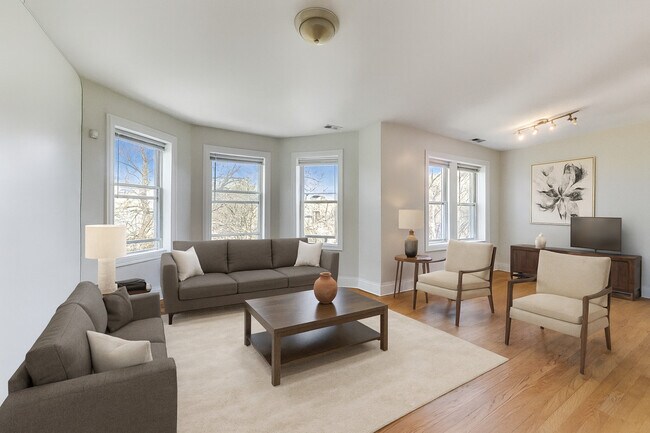 Foto del edificio - 6321 N Artesian Ave