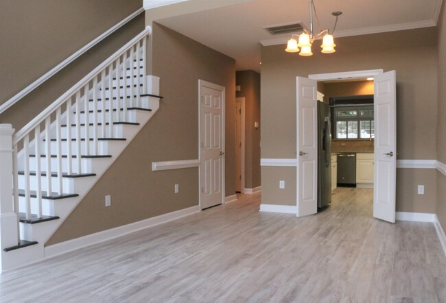 Foto del edificio - Gorgeous brick 3 bed 2.5 bath town home wi...