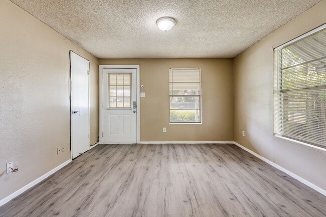 Foto del edificio - 8100 Doreen Ave