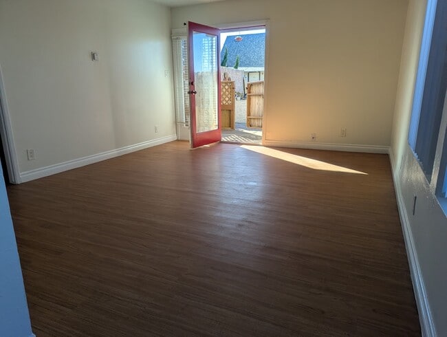 Sala de estar - 214 Melrose Dr