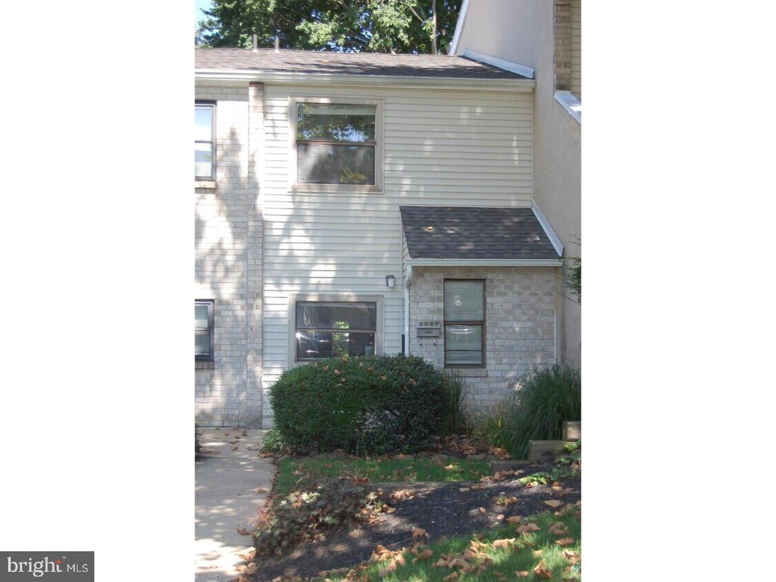 Foto principal - 2027 Valley Dr