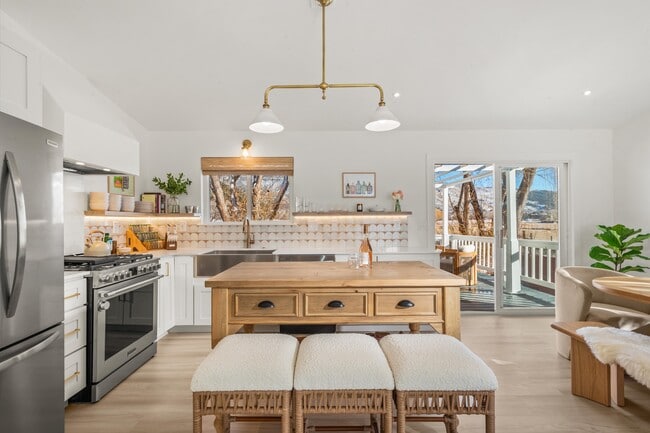 Building Photo - 180 Deer Run