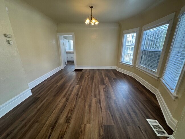 Building Photo - 1124 W 37th Pl