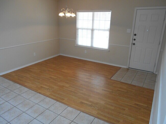 Foto del edificio - Half Off First Full Month's Rent / Open Pl...