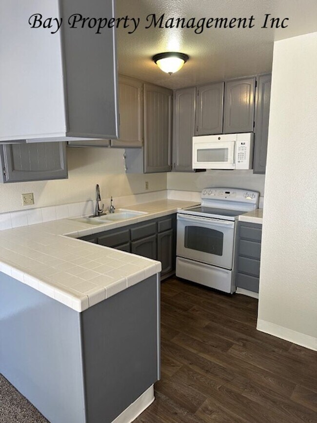 Building Photo - Charming 3-Bedroom Townhouse in Los Olivos...