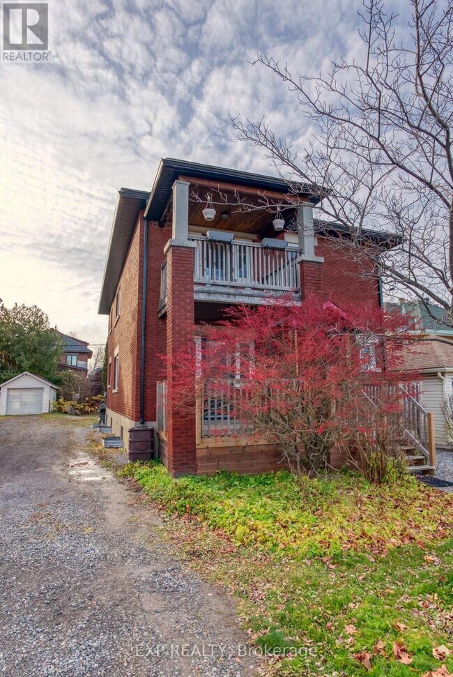 Photo du bâtiment - 448 Holland Ave