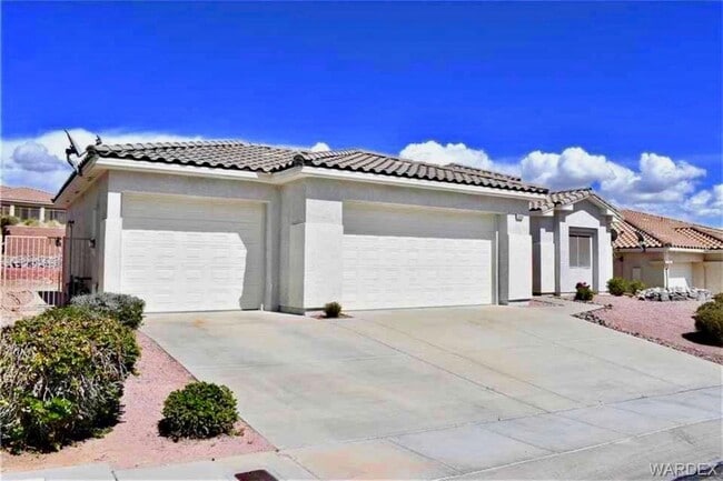 Building Photo - 3 BEDROOM 2 BATH HOUSE