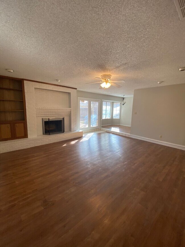 Building Photo - 5705 93rd Street - Great 3/2/2 Southwest L...