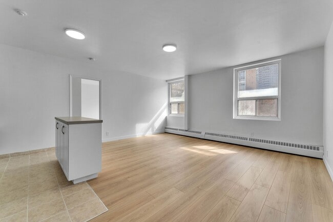 Building Photo - 145 York St