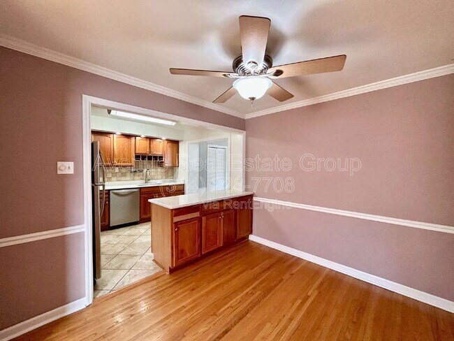 Foto del edificio - 7045 Holly Hills Ave