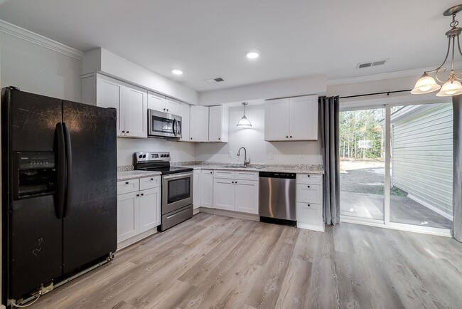 Foto del edificio - Updated 4 bedroom, 2 bathroom home coming ...