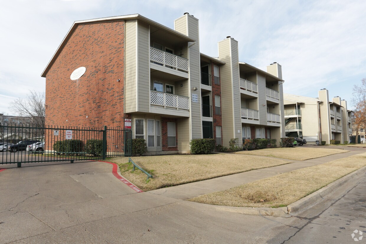 Moser Gardens Apartments in Dallas, TX
