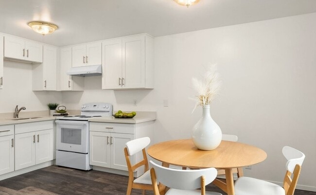 Building Photo - Modern 2 Bed, 1 Bath Duplex in Prime Olde ...