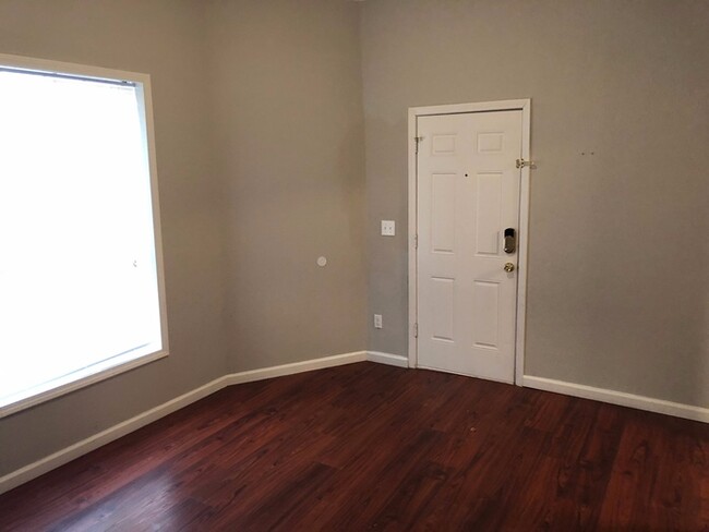 Building Photo - Large Duplex