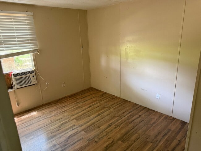 Building Photo - 3 bed 2 bath manufactures home available now