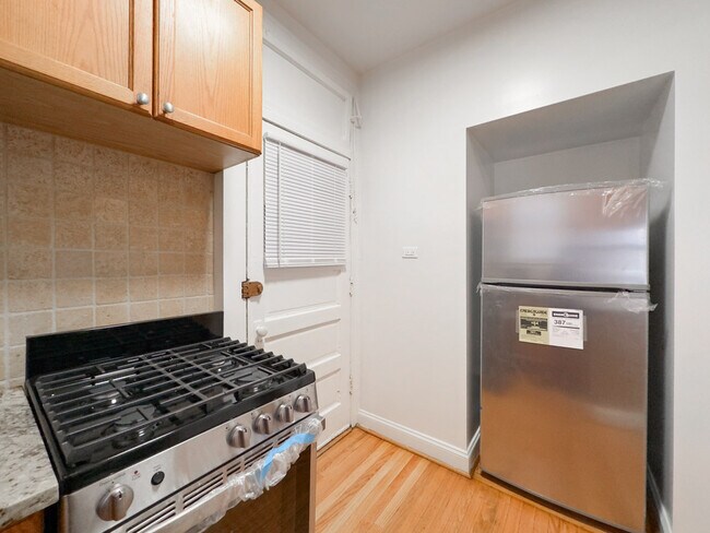 Building Photo - 522 W Surf St