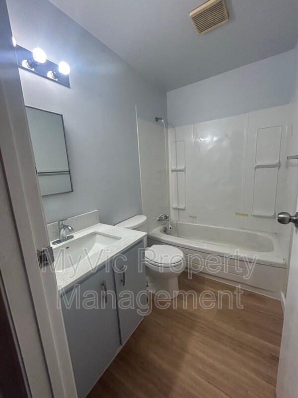 Building Photo - 10152-10158 158 St NW