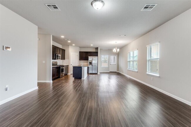 Foto del edificio - 348 Shiner Ln