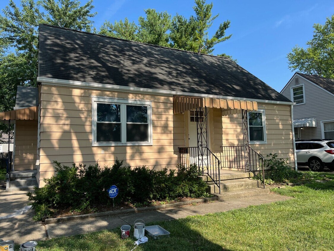 Foto principal - **COMPLETELY REMODELED 3-BEDROOM HOME W/ F...