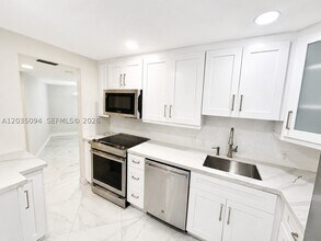 Building Photo - 3301 N Country Club Dr