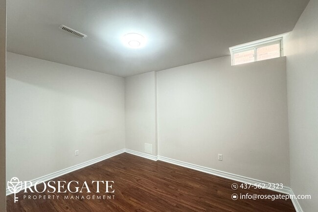 Photo du bâtiment - Spacious 2-Bedroom, 2-Bathroom Basement Un...