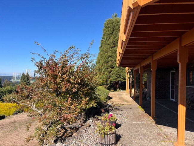 Foto del edificio - Spacious North Tacoma waterfront Unit with Million dollar Puget Sound Views