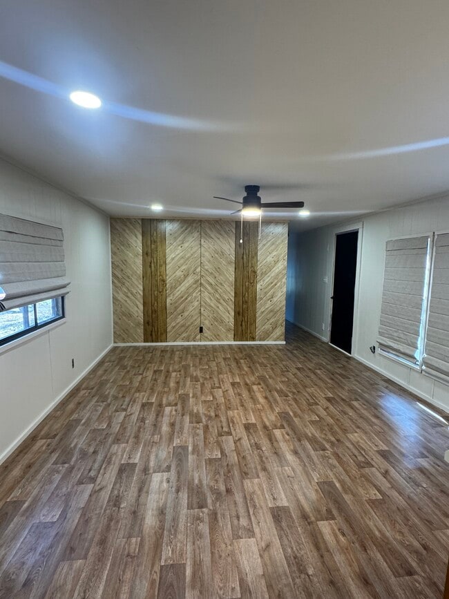 Foto del edificio - 7485 Sturrock Rd