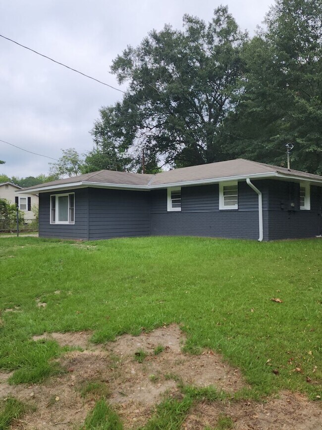 Foto del edificio - BEAUTIFUL 3 BEDROOMS 2 BATHS IN PHENIX CITY