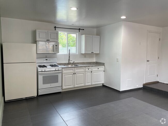 Building Photo - 8025 White Oak Ave