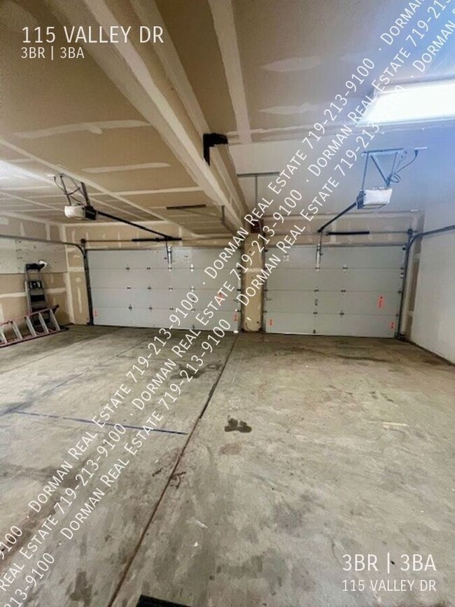 Building Photo - 115 Valley Dr
