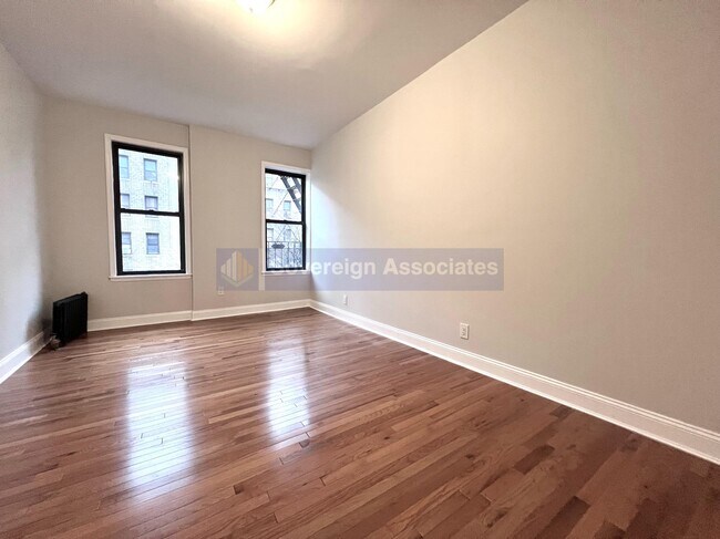 Foto del edificio - 300 Fort Washington Avenue