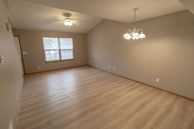 Foto del edificio - 1312-1314 Raleigh Dr.