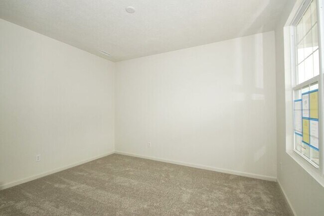 Building Photo - Like New 4 Bedroom in Westfield!
