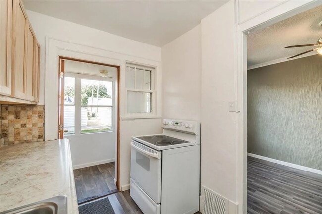 Building Photo - Charming 2 bedroom 1 bathroom townhouse