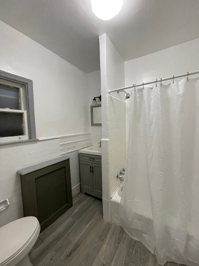 Bathroom - 3053 Richmond St