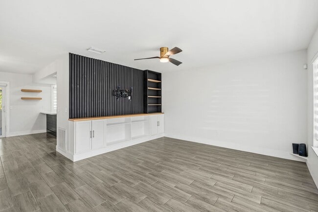 Building Photo - 1310 Mariposa Dr NE