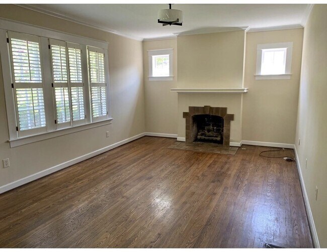 Building Photo - 2725 W Linden Ave