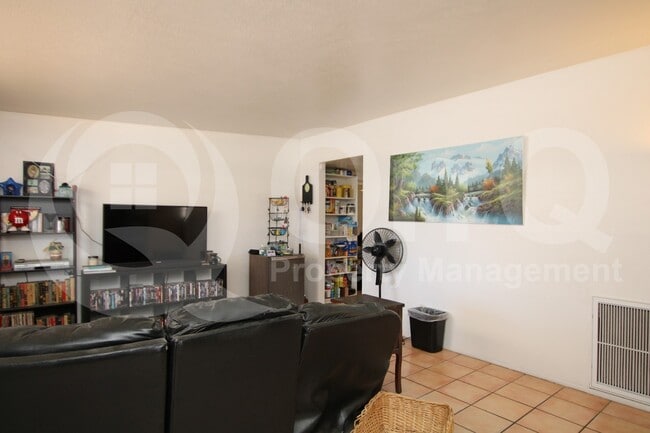 Foto del edificio - 2646 E 1st St