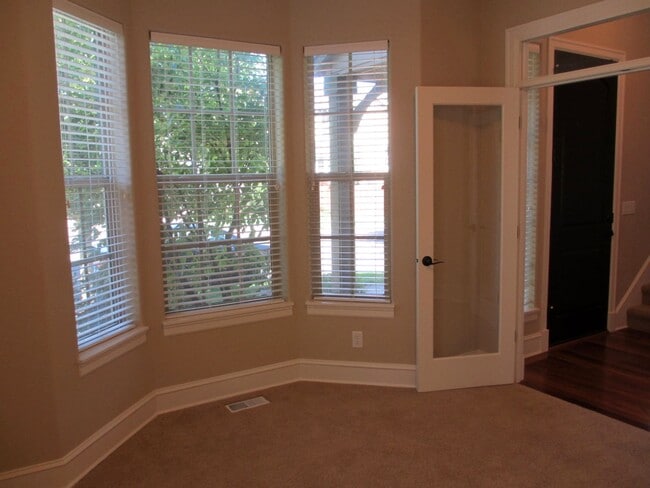 Foto del edificio - **$300 Off First Month's Rent** Lovely Thr...