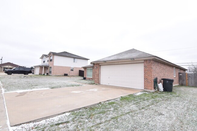 Building Photo - 4814 Water Oak Dr