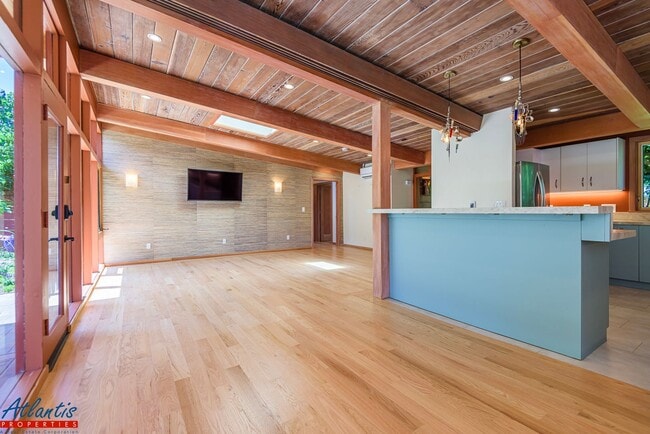 Foto del edificio - Stunning Home | Remodeled | Desirable Loca...