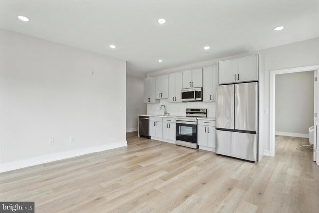 Building Photo - 401 E Walnut Lane Unit 211