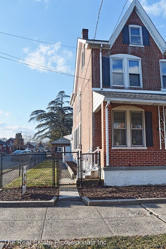 Building Photo - 4 br, 1.5 bath House - 101 E. Race Street